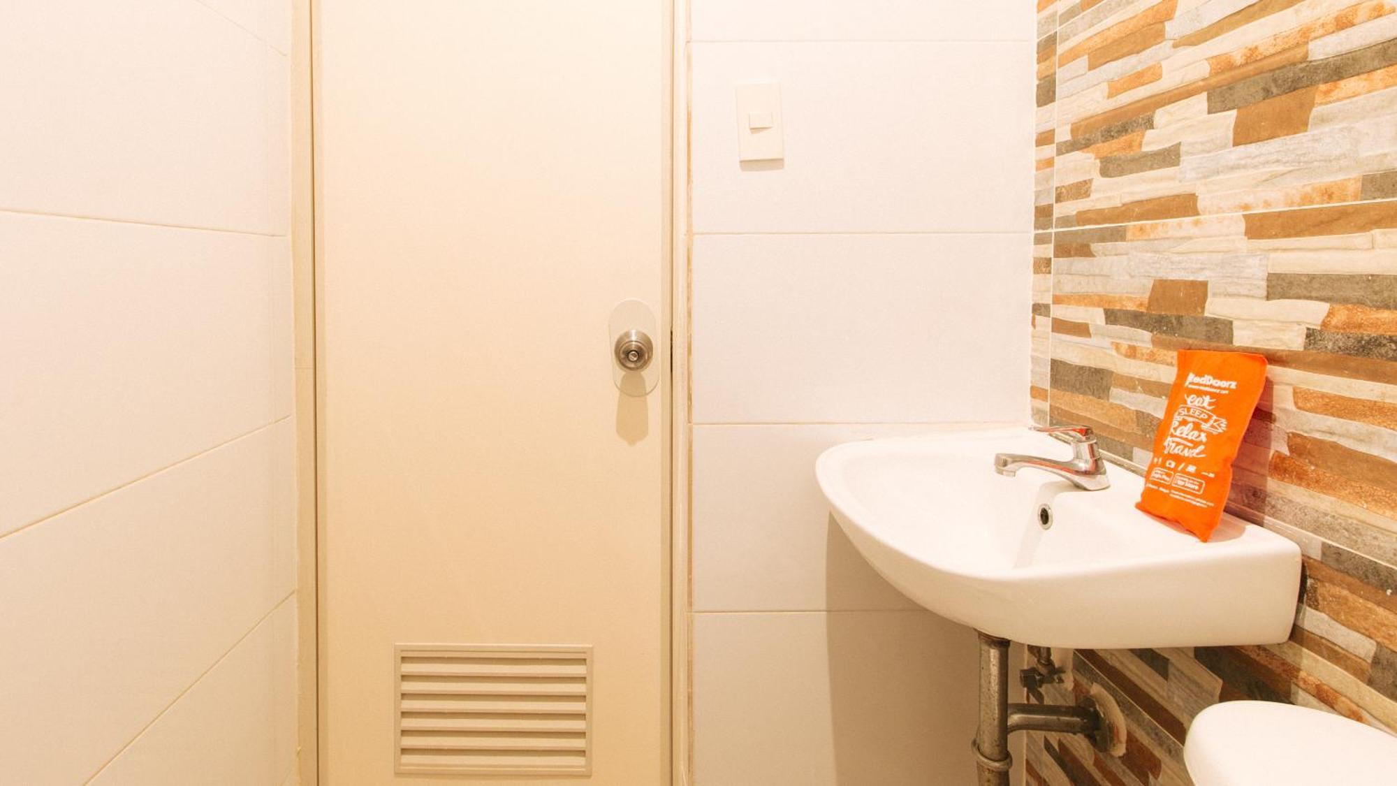 Reddoorz Near Quiapo Church Манила Екстериор снимка